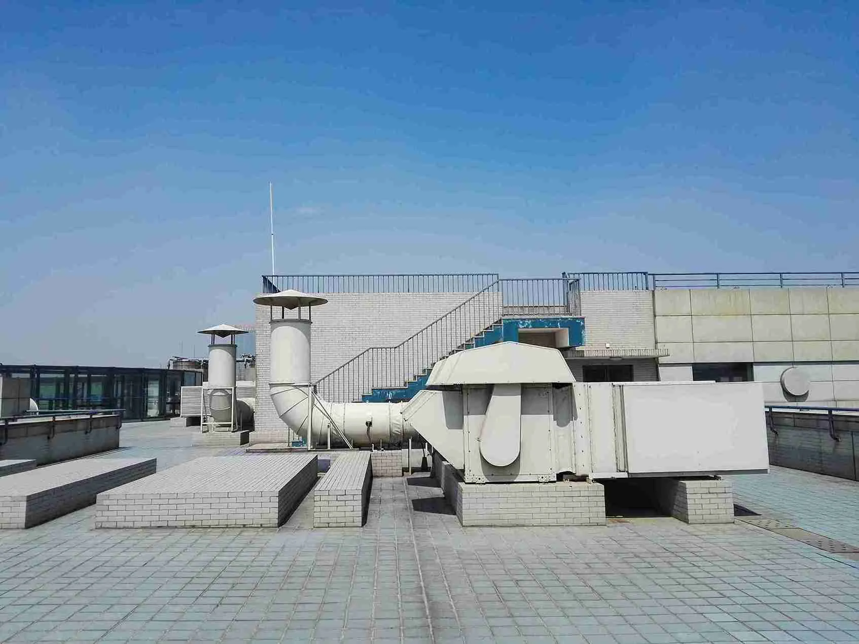 TRAINING HVAC TECHNICIAN FOR HOSPITAL BUILDING